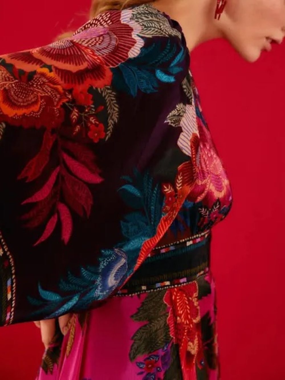 FLASHSALE 💫 FARM Rio V‑Neck Floral Maxi Dress in Pink, Navy & Magenta - Picture 3 of 6